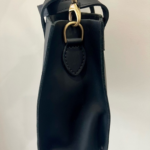 🖤 Lola Zip Crossbody Tote - Portland Leather - Picture 4 of 6